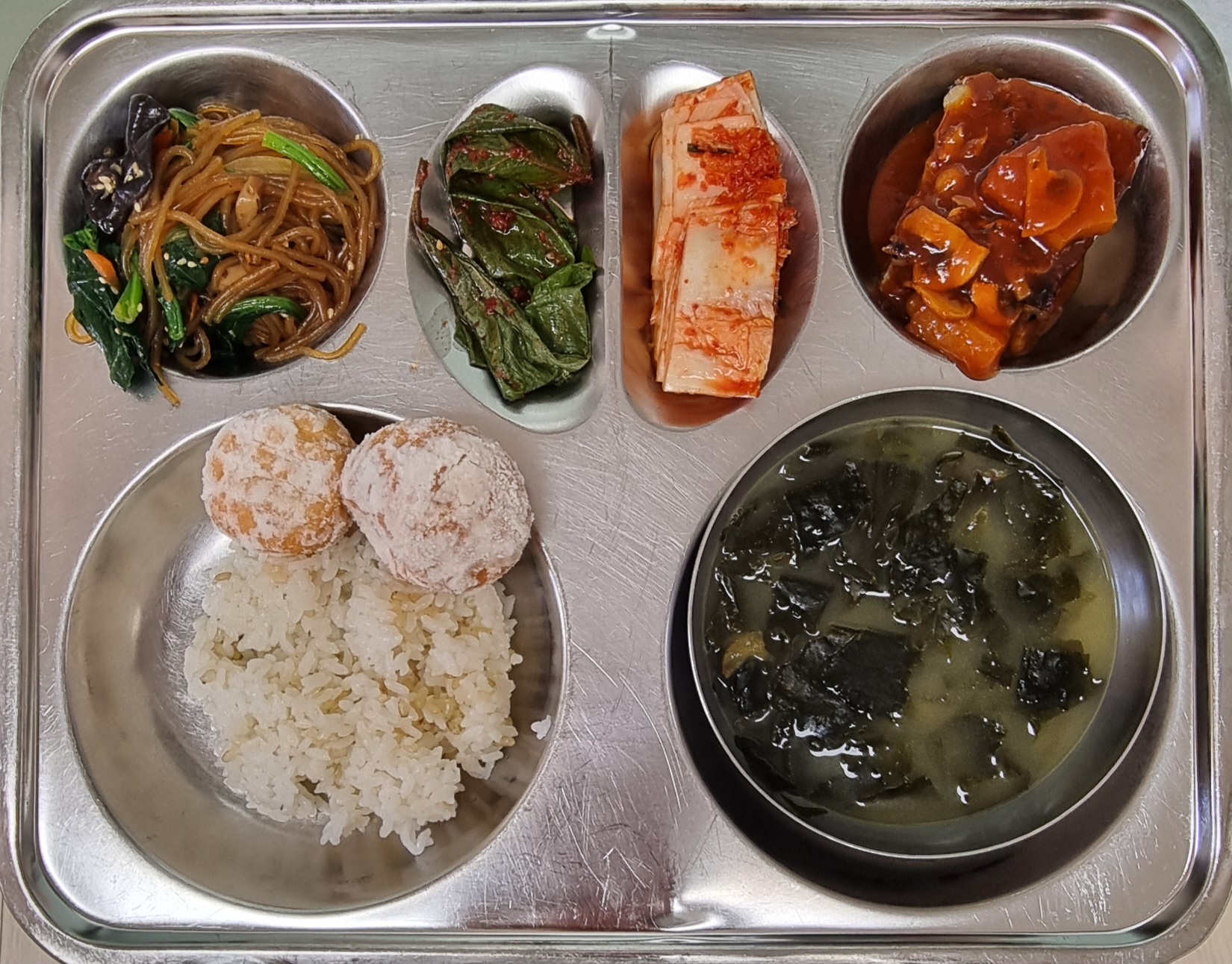 현미찹쌀밥
황태미역국(5.6)
수제떡갈비
(1.2.5.6.10.12.13.15.16)
잡채(5.6.13.16)
깻잎김치(자율)(9)
배추김치(자율)(9)
바바리안크림도넛(1.2.5.6)_이미지