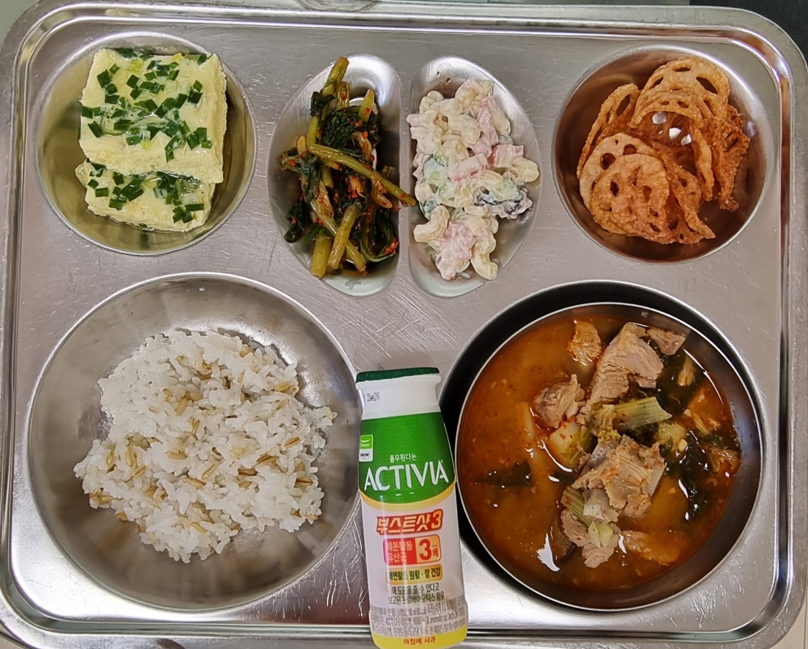 귀리밥
돼지등뼈감자탕(5.6.9.10)
달걀찜(1.2.9)
연근튀김(5.13)
열무김치(자율)(9)
마카로니샐러드(자율)
(1.2.5.6.8.10.13.15.16)
요구르트(2)_이미지